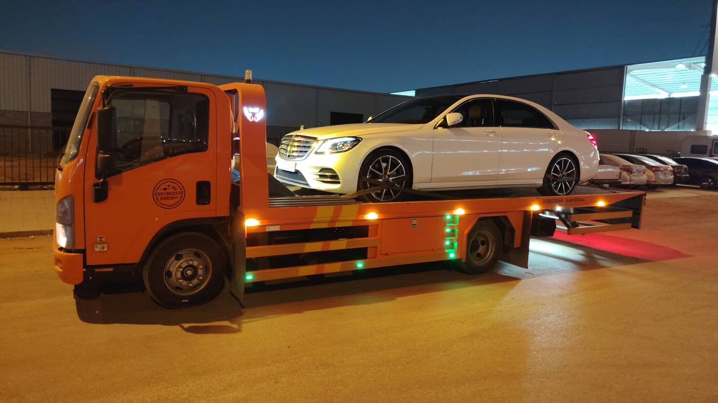 سطحة هيدروليك تنقل سيارة مرسيدس فاخرة في مكة المكرمة